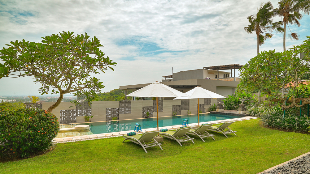 Villa Aiko - Tranquil lawn and pool area